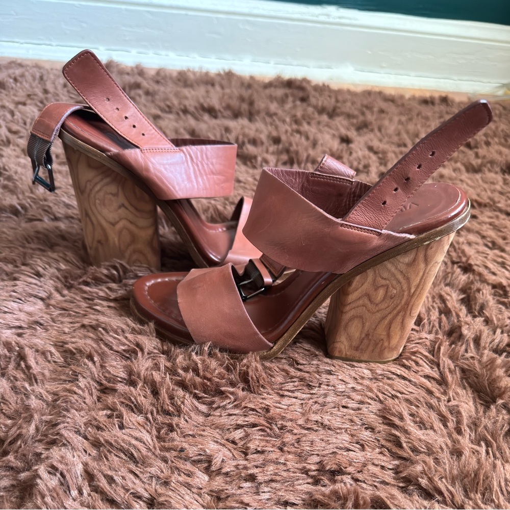 Vince Leather Sandals in Tan